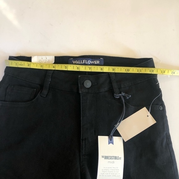 Wallflower High Rise The Irresistible Fit Midi Rolled Black Shorts Size 0/24 - Picture 6 of 10